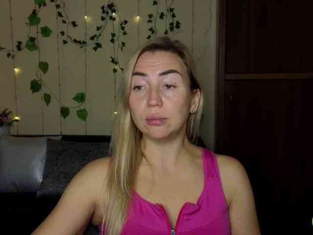 Jullyblondkiss webcam