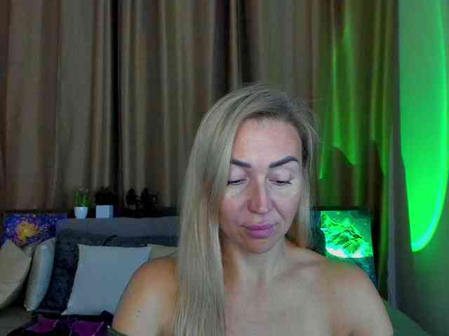 Jullyblondkiss webcam