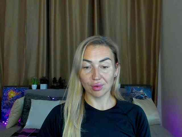 Jullyblondkiss webcam