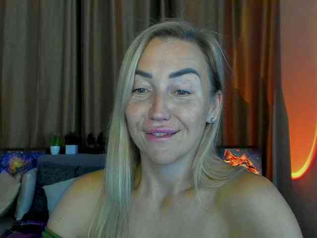 Jullyblondkiss webcam