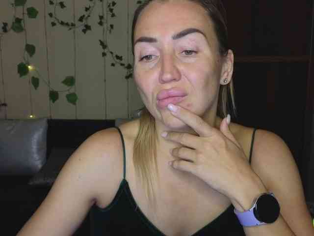 Jullyblondkiss webcam