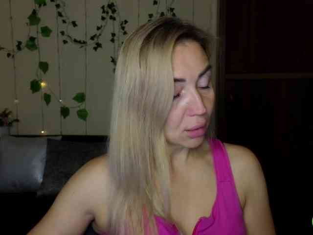 Jullyblondkiss webcam