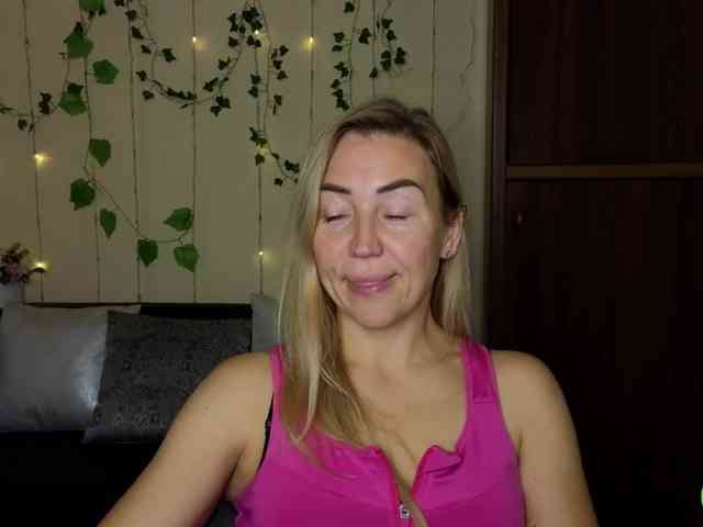 Jullyblondkiss webcam