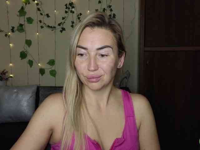 Jullyblondkiss webcam