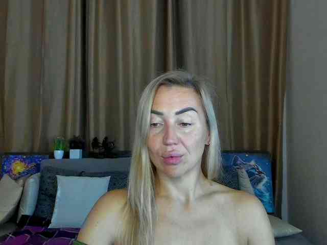 Jullyblondkiss webcam