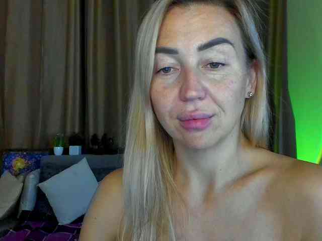 Jullyblondkiss webcam