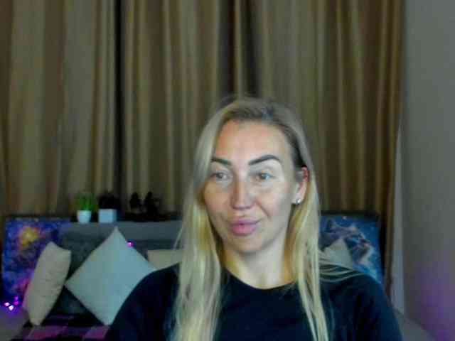 Jullyblondkiss webcam