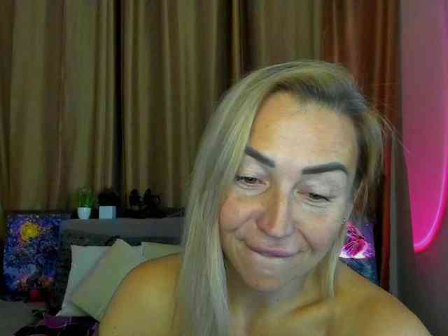 Jullyblondkiss webcam