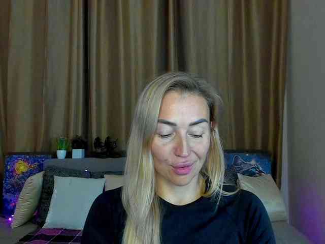 Jullyblondkiss webcam