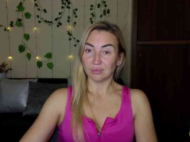 Jullyblondkiss webcam