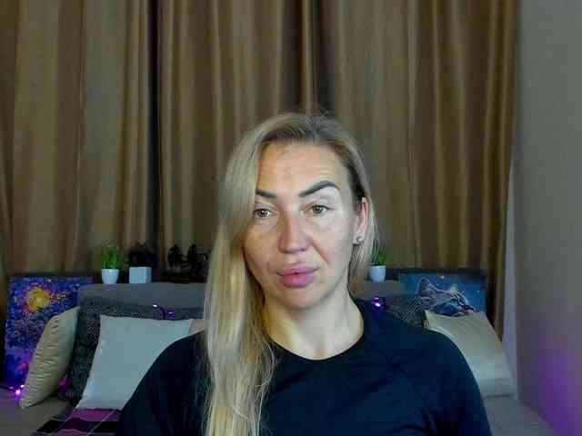 Jullyblondkiss webcam