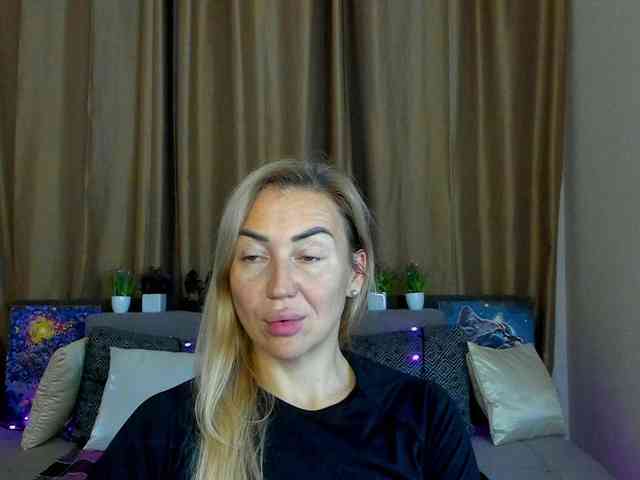 Jullyblondkiss webcam