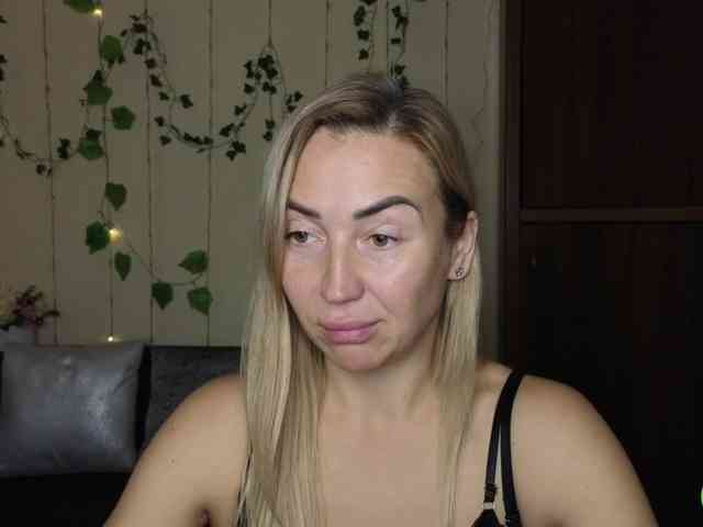 Jullyblondkiss webcam