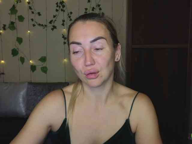 Jullyblondkiss webcam