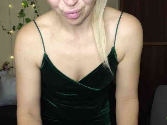 Jullyblondkiss webcam