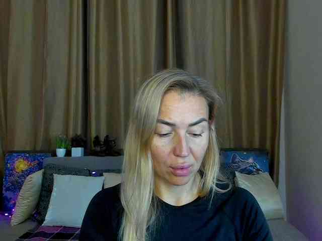 Jullyblondkiss webcam