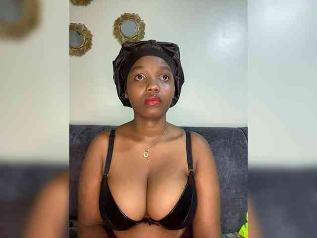 Curvy-maxy9 webcam