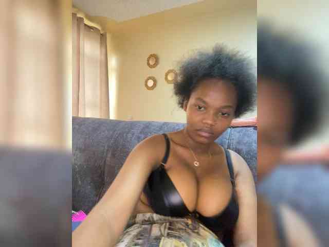Curvy-maxy9 webcam