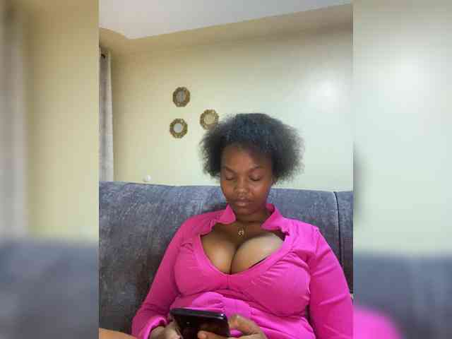 Curvy-maxy9 webcam