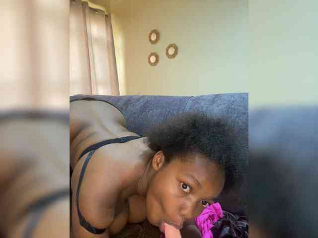 Curvy-maxy9 webcam