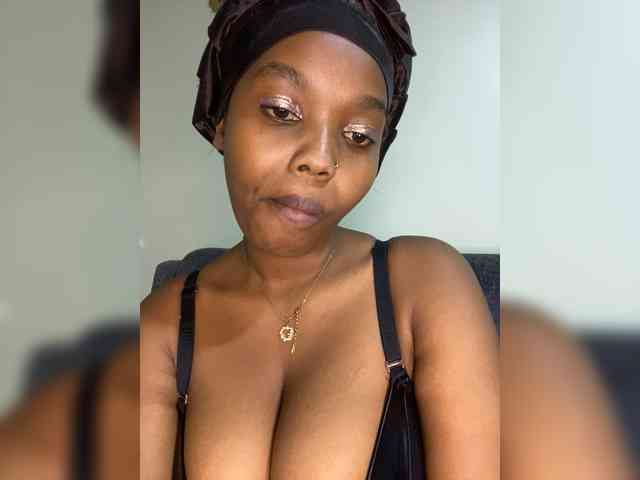 Curvy-maxy9 webcam