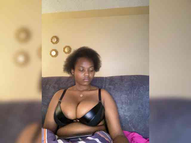 Curvy-maxy9 webcam