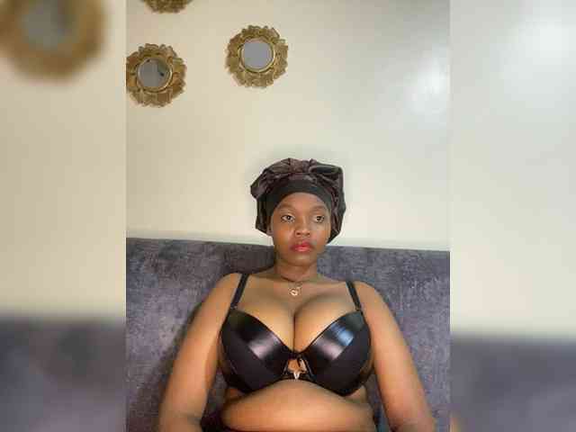 Curvy-maxy9 webcam