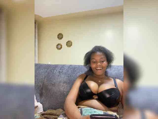 Curvy-maxy9 webcam