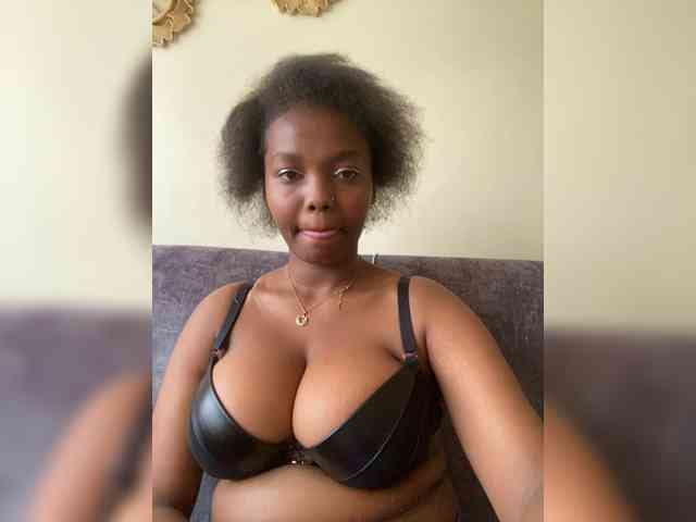 Curvy-maxy9 webcam