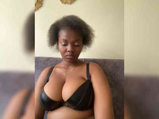 Curvy-maxy9 webcam
