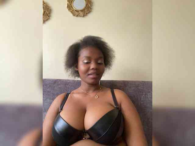 Curvy-maxy9 webcam
