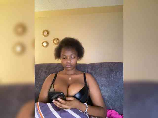 Curvy-maxy9 webcam