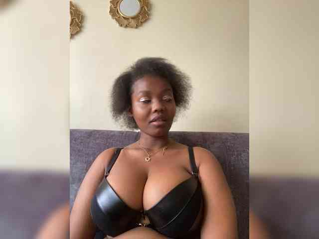 Curvy-maxy9 webcam