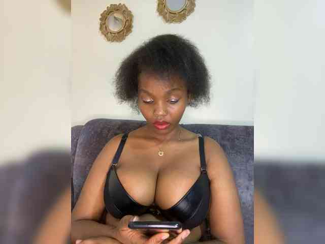 Curvy-maxy9 webcam
