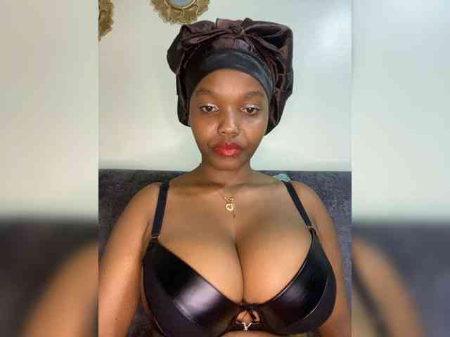 Curvy-maxy9 webcam