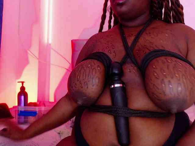 ebony-NeighborMoans webcam