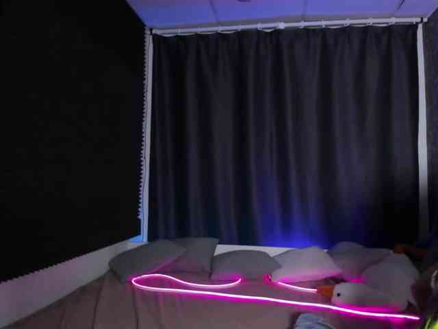 KIKIKrash webcam