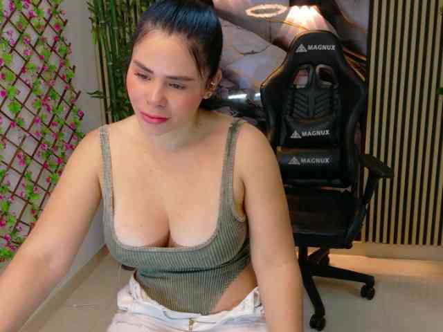 lararoberts1 webcam