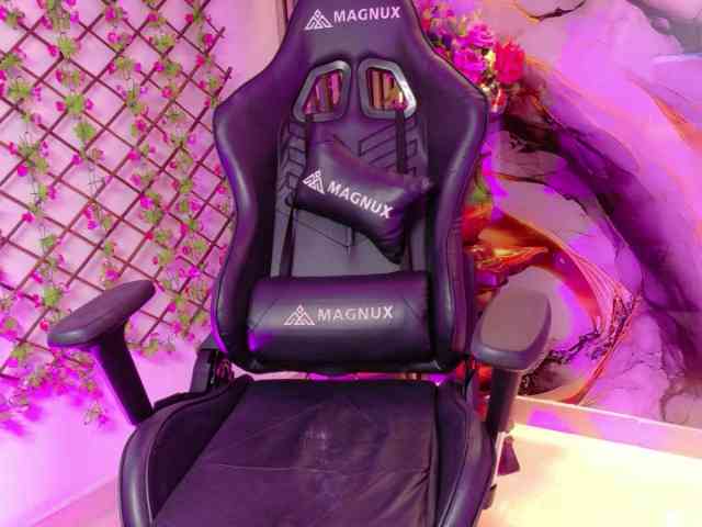 lararoberts1 webcam