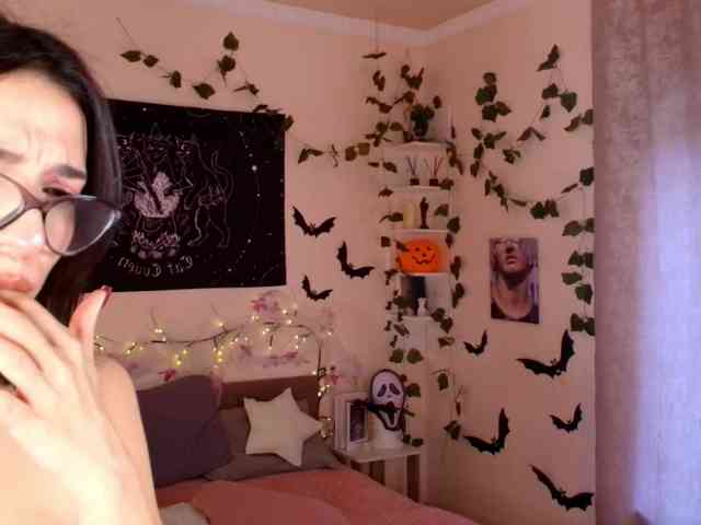 LunaraAdams webcam