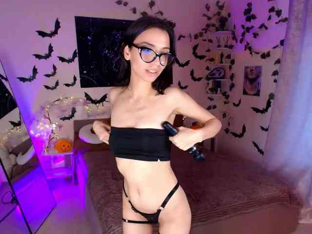 LunaraAdams webcam