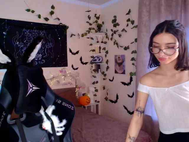LunaraAdams webcam