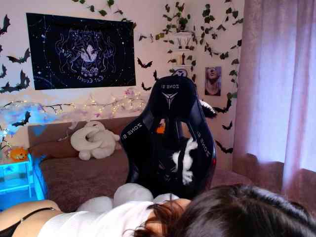 LunaraAdams webcam