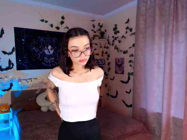 LunaraAdams webcam