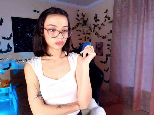 LunaraAdams webcam