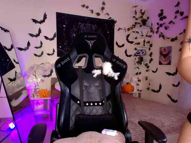 LunaraAdams webcam