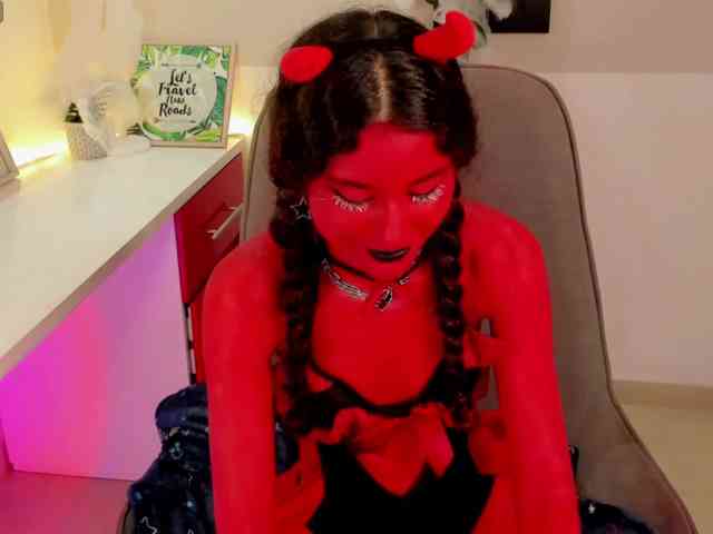 Alexa-Daddario webcam