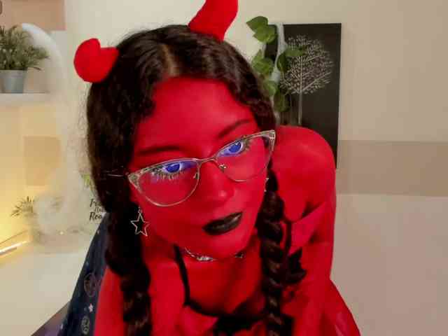 Alexa-Daddario webcam