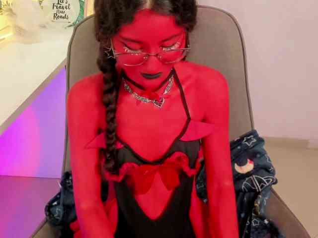 Alexa-Daddario webcam