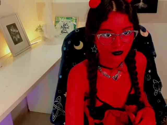 Alexa-Daddario webcam